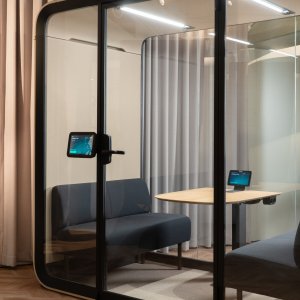 Framery Four en salle de réunion d'open space