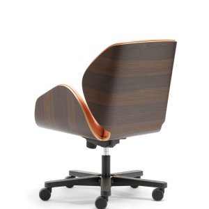 Dossier haut du fauteuil Suoni derrière un bureau de direction