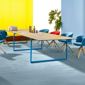 Table de réunion Toa de Pedrali sur pieds-pont en aluminium moulé