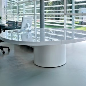 Le plateau de 7 cm d'Asymmetrical en porte-à-faux sur son caisson