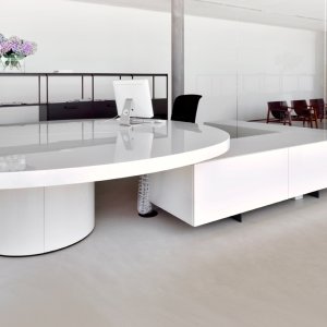 Carter noir et prises blanches du kit dans le caisson d'Asymmetrical