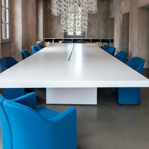 Asymmetrical Meeting de Tecno, design Piero Lissoni, dans une salle du conseil