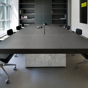Caisson laqué Nero sous un plateau en chêne foncé, bureau Asymmetrical