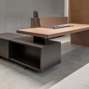 Bureau de direction Asymmetrical de Tecno avec le kit de prises sous le sous-main
