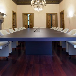Sous-main en cuir noir ouvert sur les prises du bureau Asymmetrical