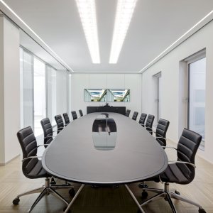 Table Nomos avec verre trempé extra-clair laqué au dos