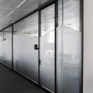 Écran de visioconférence intégré dans une paroi W80