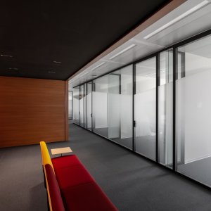 Plateau de bureaux structuré par les cloisons W80 de Tecno