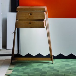 Losanges Tex de Mutina couleur Olive à texture tricotée sur un mur de bureau