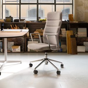 Fauteuil That’s it Executive de Quinti à accoudoirs fixes en aluminium devant un bureau