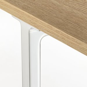 Bureau Toa 240 × 90 avec passe-câbles déporté et goulotte rouge