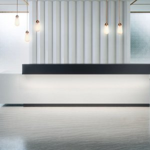 Banque d'accueil Toki d'Archiutti avec flancs en cuivre métallisé et plateau en noyer
