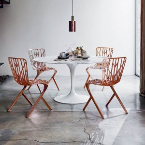Table de réunion ovale Saarinen de Knoll avec plateau en marbre dans une salle de conseil