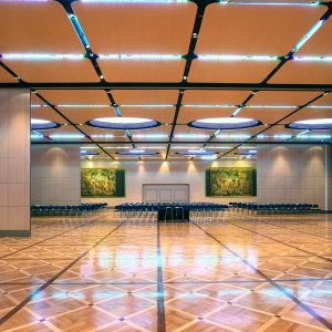 Cloison PMI plaquée bois dans une salle de conseil