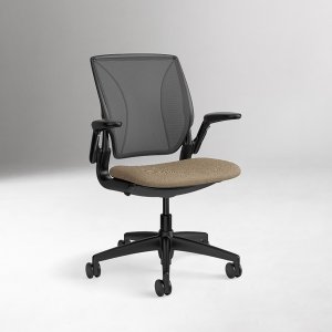 World LM de Humanscale, dossier résille à trois panneaux et structure noire