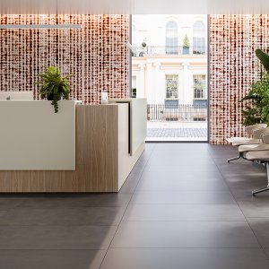 Banque d'accueil Z2 Quadrifoglio dans un hall d'hôtel avec ligne de LED