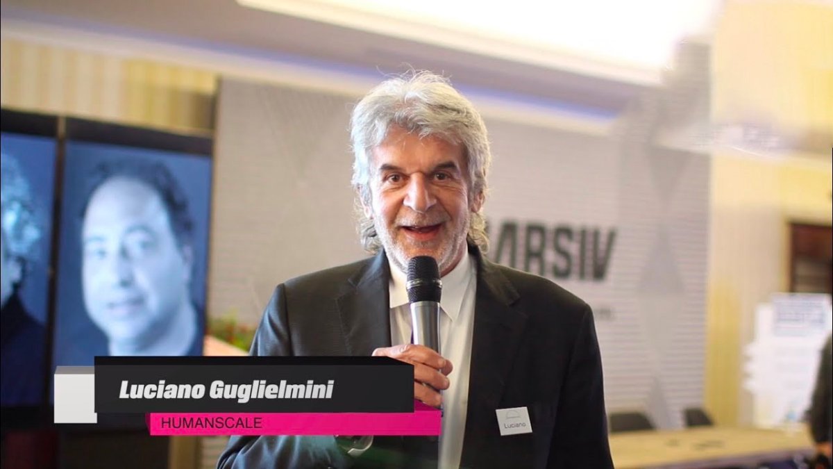 Luciano Guglielmini de Humanscale parle au micro lors d'un événement