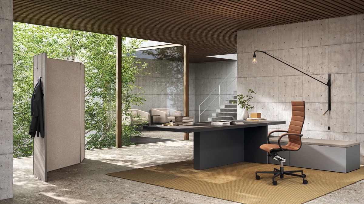 Bureau de direction Mux70 de Frezza avec fauteuil en cuir cognac dans un bureau en béton et bois