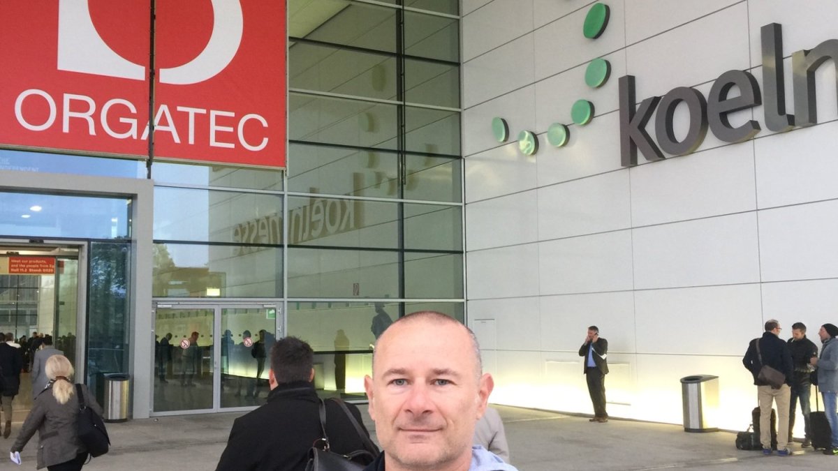 ORGATEC 2026 : un bureau se mesure en mètres carrés, une relation en mètres