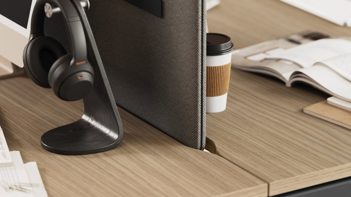 Détail du poste Sigma de Las Mobili : plateau effet bois et écran de séparation en tissu