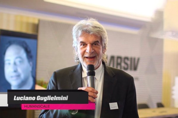 Luciano Guglielmini de Humanscale parle au micro lors d'un événement