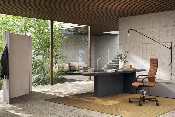 Bureau de direction Mux70 de Frezza avec fauteuil en cuir cognac dans un bureau en béton et bois