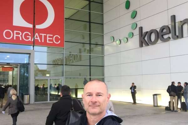 ORGATEC 2026 : un bureau se mesure en mètres carrés, une relation en mètres