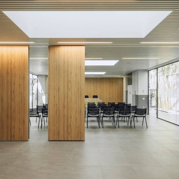 Cloison mobile Anaunia divisant une salle de conférence française
