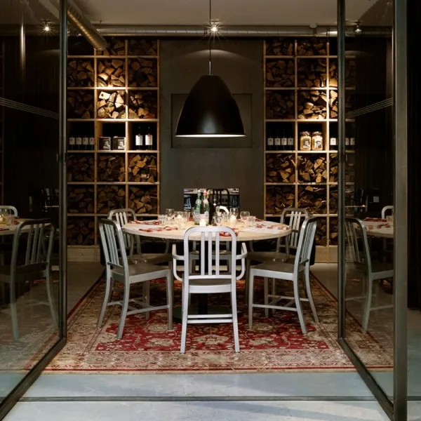 Chaises Emeco avec assise garnie dans la salle d'un restaurant