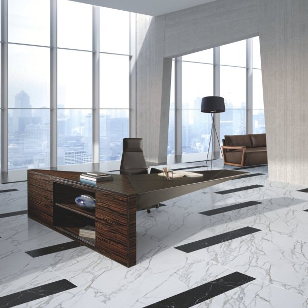 Bureau de direction avec table i4Mariani au plateau plaqué et fauteuils en cuir