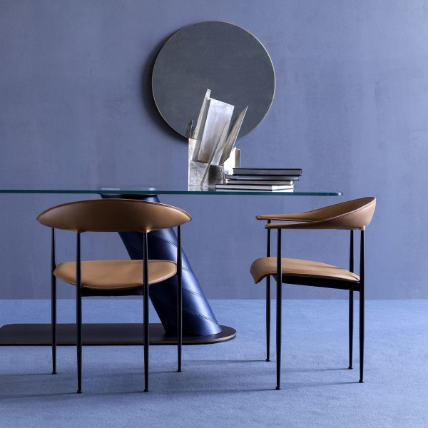 Fauteuil Fasem en cuir pleine fleur dans un bureau parisien