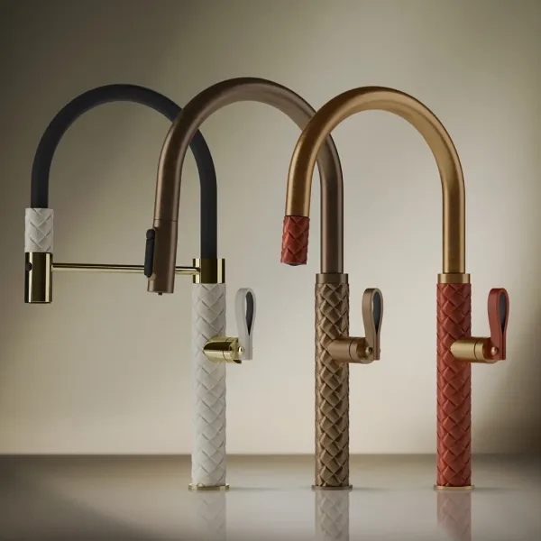 Robinetterie Gessi en finition bronze dans une salle d'eau raffinée