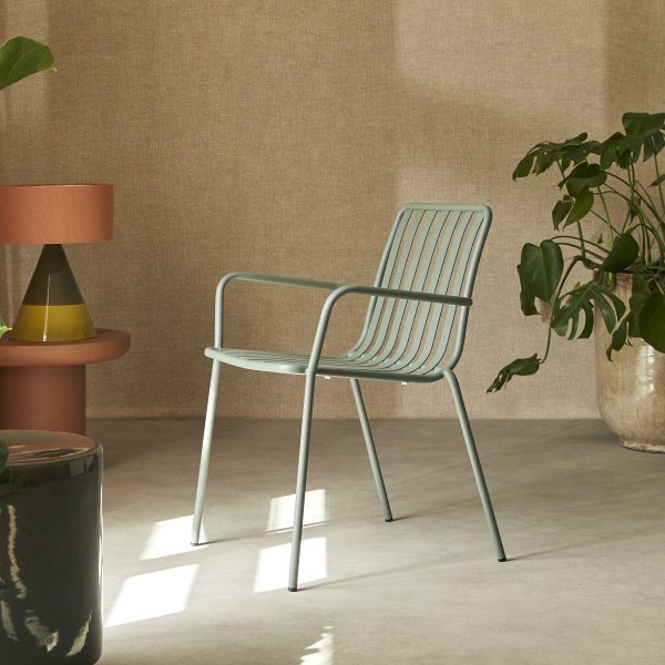 Chaises Green aux noms de scène dans un café parisien
