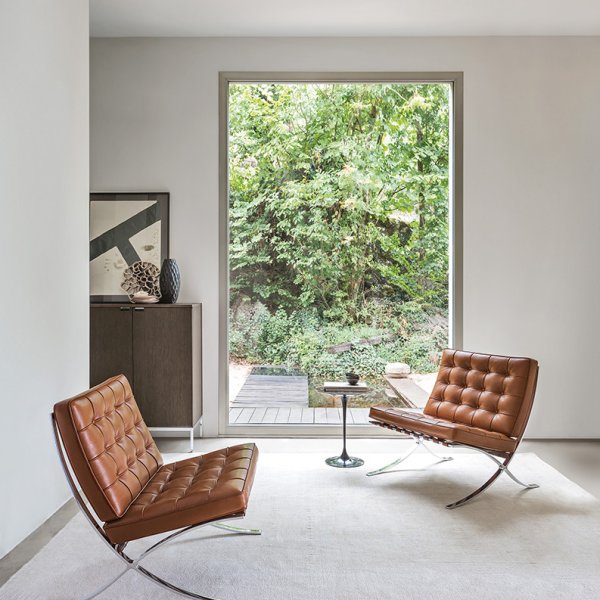 Barcelona Chair de Knoll dans un siège social parisien