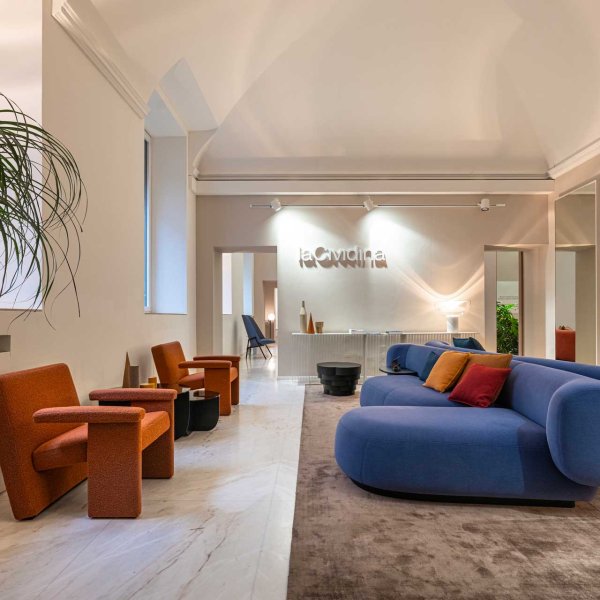 Canapé de design LaCividina signé dans un espace lounge