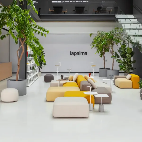 Espace lounge de bureau avec mobilier de design Lapalma