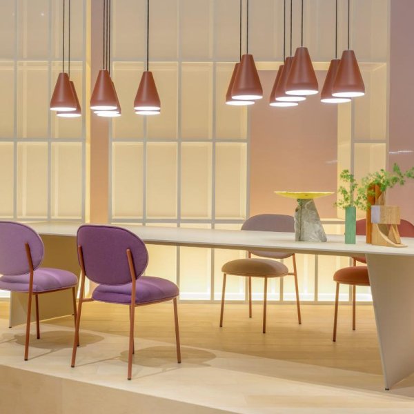 Espace d'attente d'entreprise avec chaises et tables design Pedrali