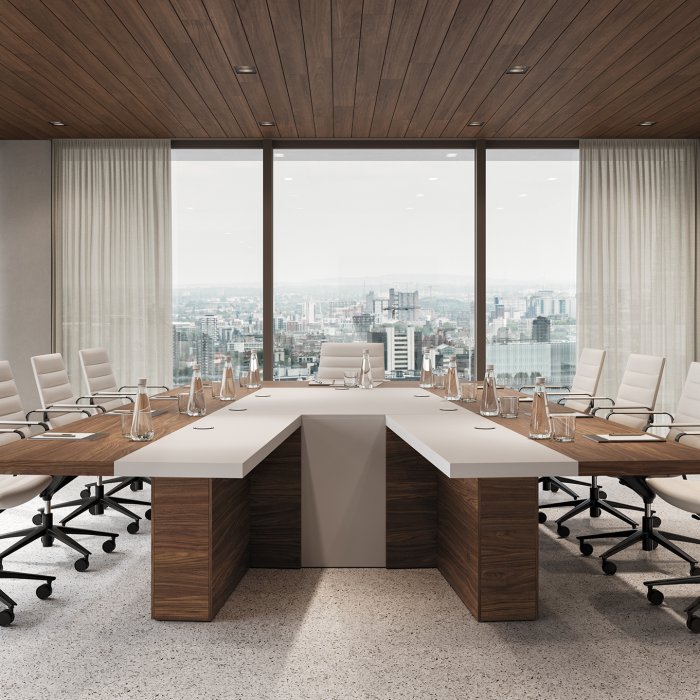Table de réunion italienne en placage noyer avec trappes de connectique affleurantes dans une salle de comité à La Défense